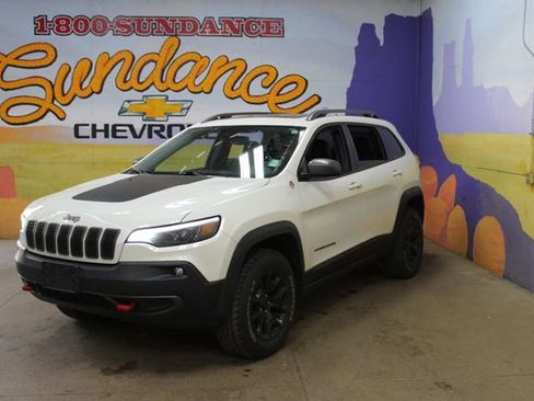 Used 2019 Jeep Cherokee Trailhawk AWD/4WD image 2