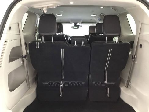 Used 2023 Chrysler Pacifica Touring-L image 15