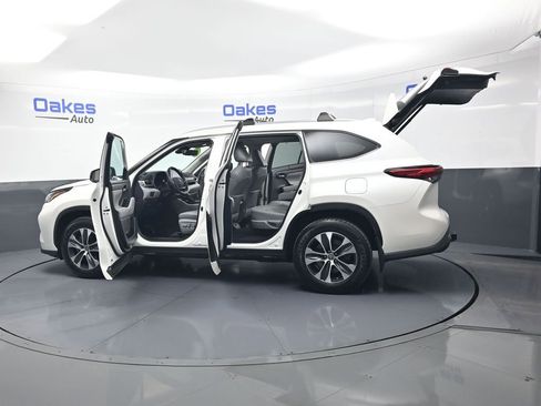Used 2021 Toyota Highlander XLE AWD/4WD image 59