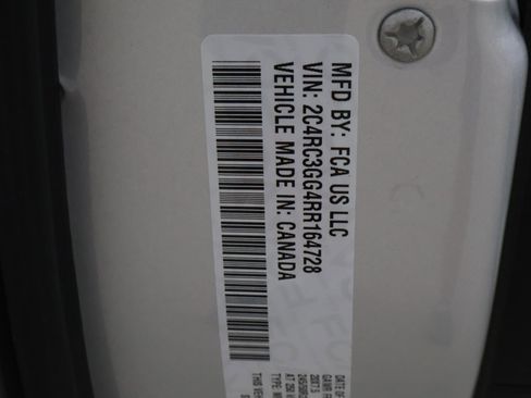 Used 2024 Chrysler Pacifica Limited w/ Uconnect Theater Family Group image 26