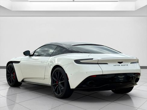 Used 2022 Aston Martin DB11 Coupe image 2