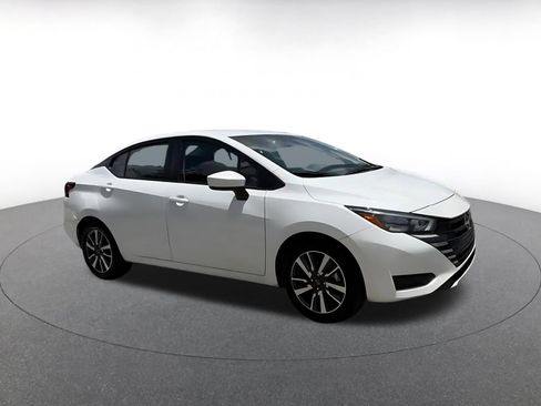 Used 2025 Nissan Versa SV FWD image 2