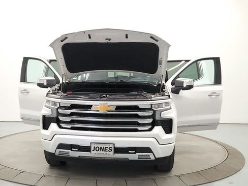 Used 2024 Chevrolet Silverado 1500 High Country w/ Technology Package image 9