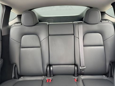 Used 2022 Tesla Model Y Long Range image 12