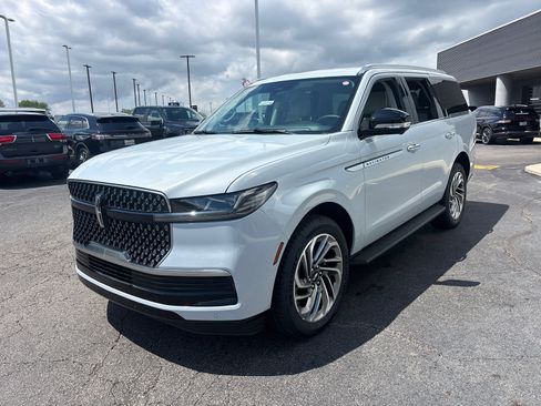 New 2026 Lincoln Navigator Premiere AWD/4WD image 3