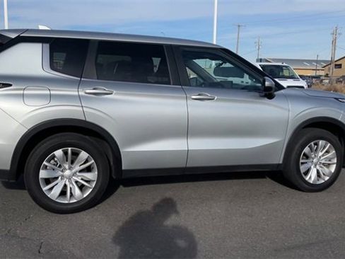 Used 2025 Mitsubishi Outlander ES image 2