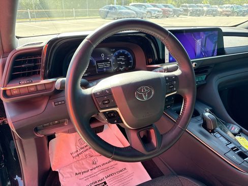 Used 2023 Toyota Crown XLE image 11