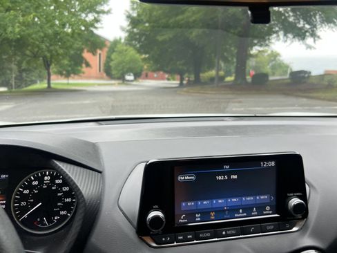 Used 2025 Nissan Sentra S FWD image 17