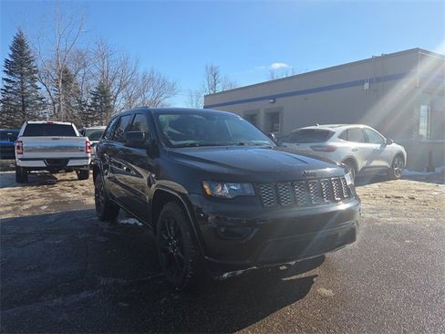 Used 2019 Jeep Grand Cherokee Altitude image 12