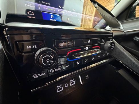 Used 2023 Jeep Grand Cherokee Limited AWD/4WD image 22