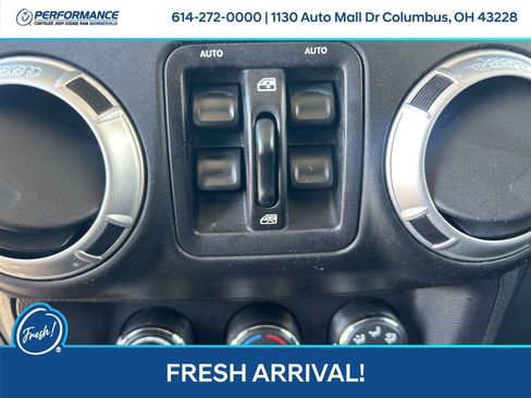 Used 2015 Jeep Wrangler Unlimited Sahara w/ Connectivity Group AWD/4WD image 23
