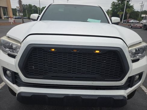 Used 2017 Toyota Tacoma TRD Off-Road AWD/4WD image 9