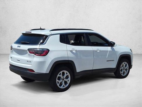 Used 2025 Jeep Compass Latitude AWD/4WD image 4