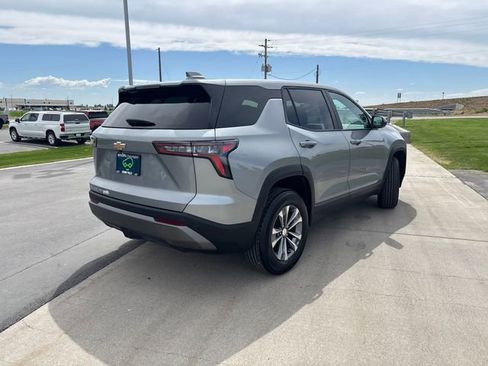Used 2025 Chevrolet Equinox LT AWD/4WD image 3