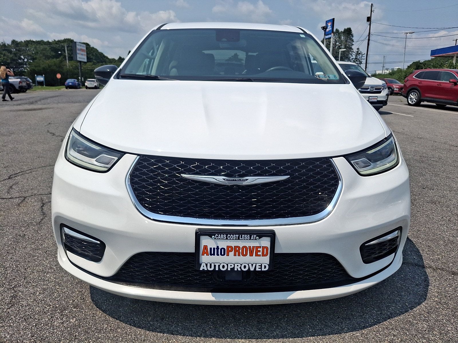 Used 2024 Chrysler Pacifica Touring-L FWD image 2