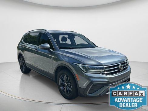 Certified 2023 Volkswagen Tiguan SE w/ Panoramic Sunroof Package FWD image 3