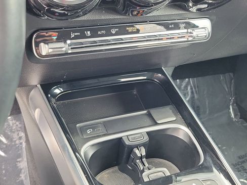 Used 2023 Mercedes-Benz GLB 250 4MATIC image 29