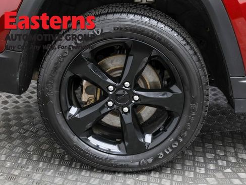 Used 2023 Jeep Grand Cherokee L Laredo image 32