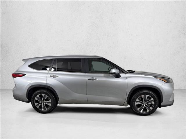 Used 2023 Toyota Highlander XLE FWD image 3
