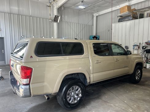 Used 2017 Toyota Tacoma SR5 w/ Tow Package RWD image 5