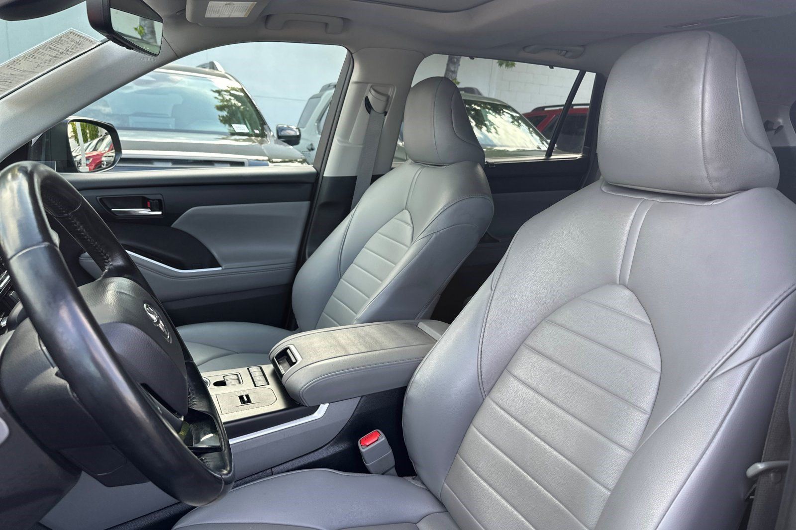 Used 2021 Toyota Highlander XLE AWD/4WD image 29
