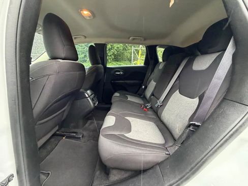 Used 2014 Jeep Cherokee Latitude w/ Comfort/Convenience Group FWD image 25