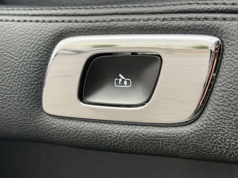 Used 2017 Lincoln Continental Premiere FWD image 16