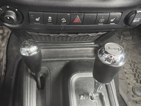 Used 2017 Jeep Wrangler Sahara image 29