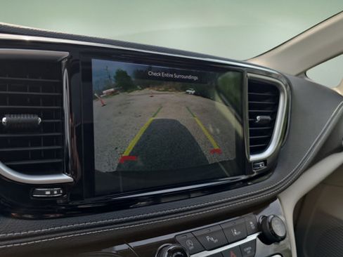 Used 2023 Chrysler Pacifica Limited AWD/4WD image 19