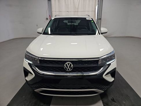 Used 2022 Volkswagen Taos SE w/ Panoramic Sunroof Package FWD image 2