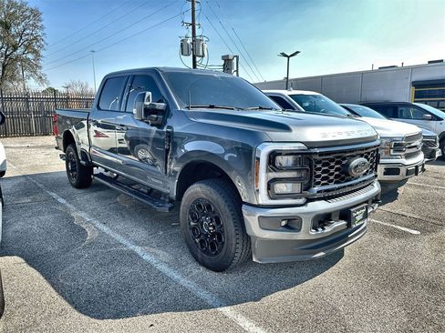Used 2025 Ford F250 Lariat w/ Black Appearance Package image 3