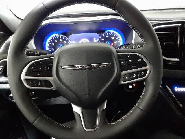 Used 2025 Chrysler Pacifica Select FWD image 3