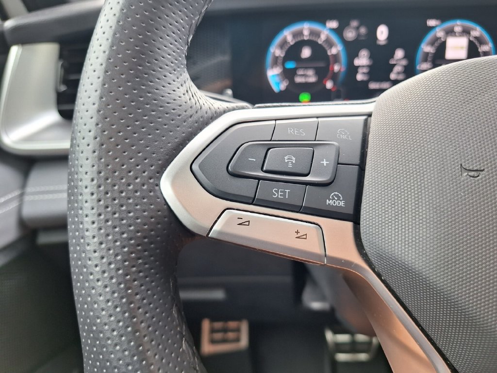 Used 2025 Volkswagen Tiguan SE R-Line AWD/4WD image 19