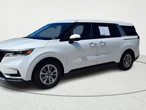 Used 2024 Kia Carnival LX image 5