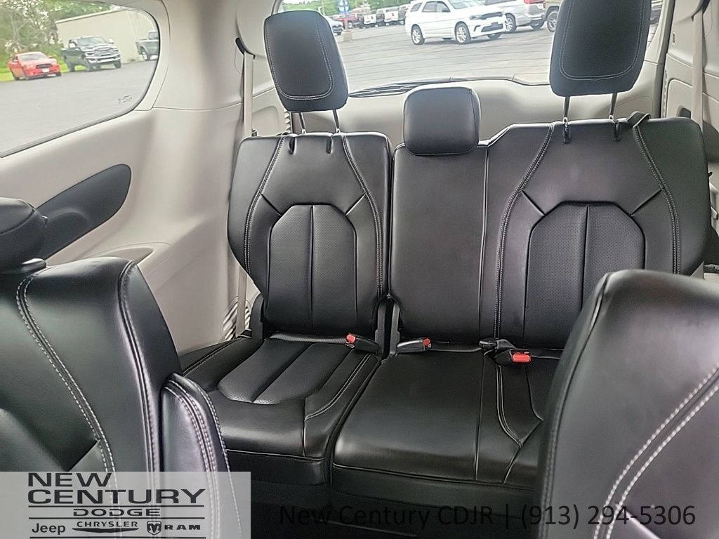 Used 2023 Chrysler Pacifica Touring-L FWD image 20