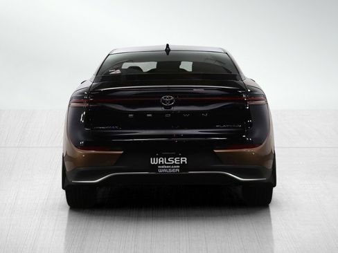 Used 2023 Toyota Crown Platinum image 4