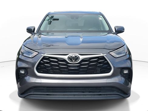 Used 2023 Toyota Highlander LE FWD image 2