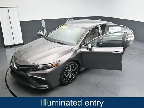 Used 2022 Toyota Camry SE w/ Convenience Package FWD image 35