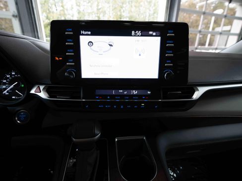 Used 2024 Toyota Sienna XLE image 17