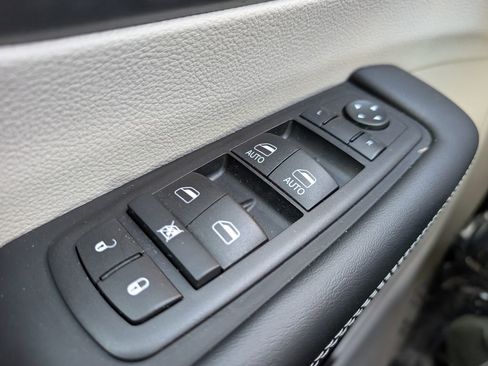 Used 2024 Chrysler Pacifica Touring-L image 35