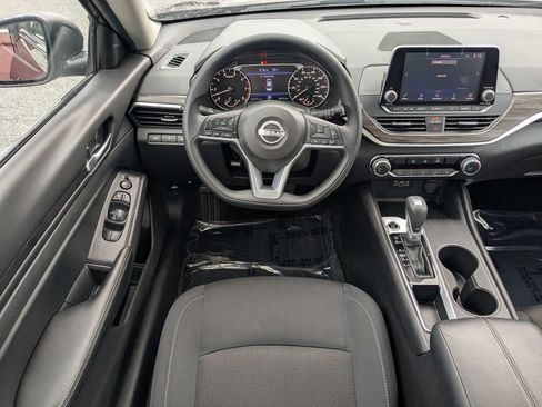 Used 2025 Nissan Altima 2.5 SV FWD image 14