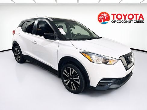 Used 2018 Nissan Kicks SV FWD image 1