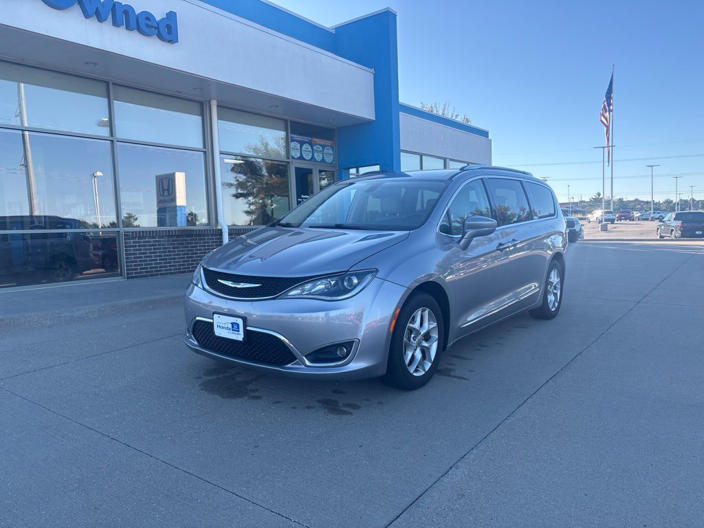 Used 2019 Chrysler Pacifica Touring-L Plus FWD image 1