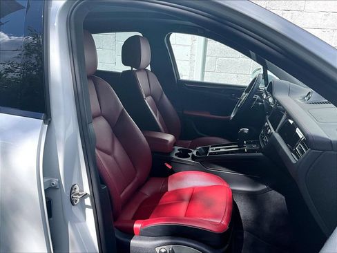 Certified 2024 Porsche Macan AWD/4WD image 12