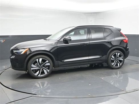 Used 2024 Volvo XC40 B5 Plus w/ Climate Package image 4