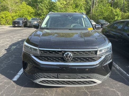 Used 2023 Volkswagen Taos SE w/ Panoramic Sunroof Package image 6