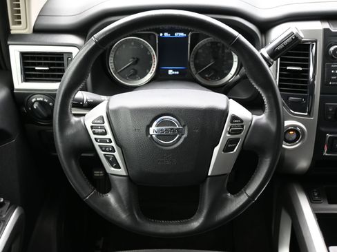 Used 2019 Nissan Titan SV w/ SV Convenience Package image 14