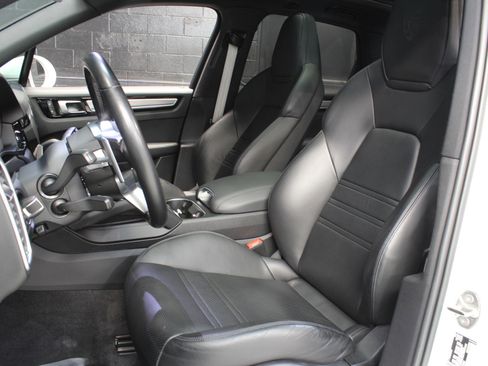 Used 2022 Porsche Cayenne Platinum Edition image 40
