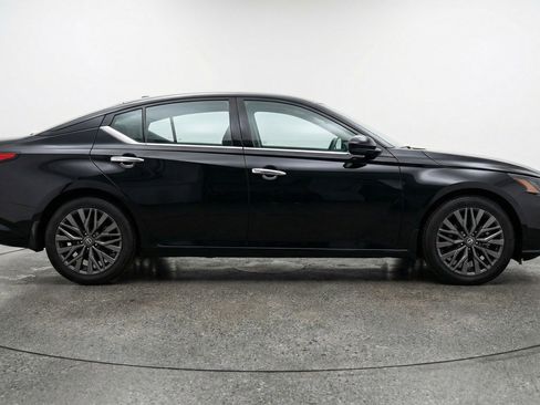 Used 2025 Nissan Altima 2.5 SV FWD image 11