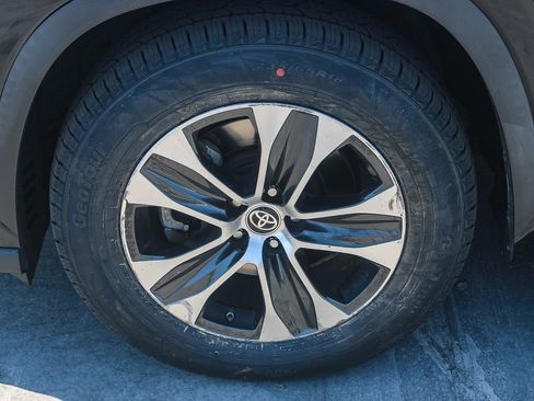 Used 2021 Toyota Highlander XLE FWD image 8